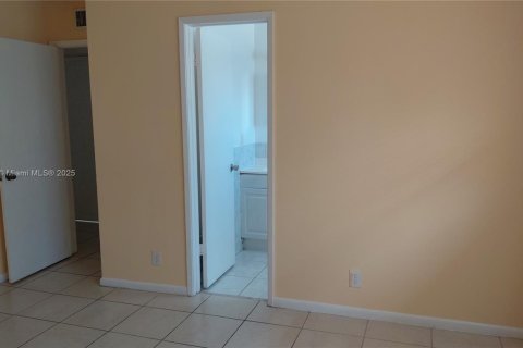 Condo in North Lauderdale, Florida, 3 bedrooms № 1942477 - photo 18
