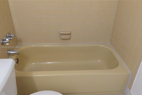 Condo in North Lauderdale, Florida, 3 bedrooms № 1942477 - photo 14