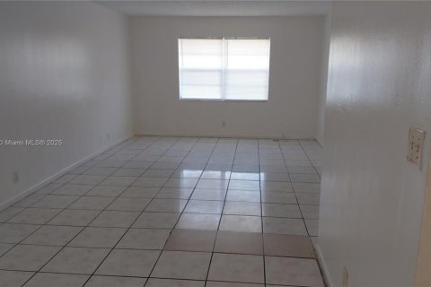 Condo in North Lauderdale, Florida, 3 bedrooms № 1942477 - photo 8