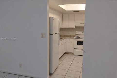 Condo in North Lauderdale, Florida, 3 bedrooms № 1942477 - photo 2