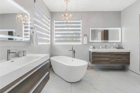 Casa en venta en Miramar, Florida, 5 dormitorios, 286.14 m2 № 2006438 - foto 30