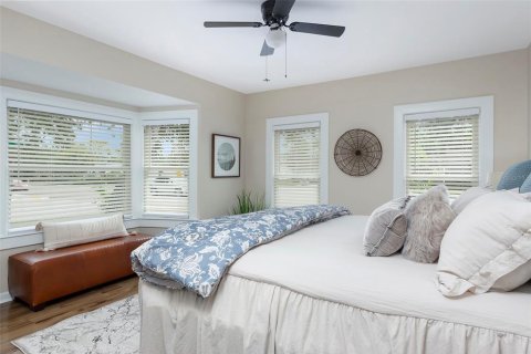 Commercial property in Saint Petersburg, Florida 4 bedrooms, 160.54 sq.m. № 1743739 - photo 25