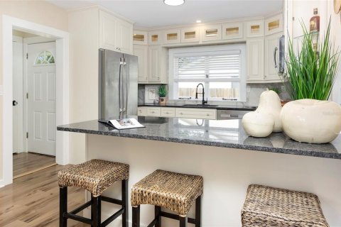 Commercial property in Saint Petersburg, Florida 4 bedrooms, 160.54 sq.m. № 1743739 - photo 14