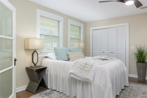 Commercial property in Saint Petersburg, Florida 4 bedrooms, 160.54 sq.m. № 1743739 - photo 19