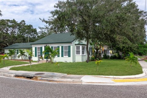Commercial property in Saint Petersburg, Florida 4 bedrooms, 160.54 sq.m. № 1743739 - photo 2
