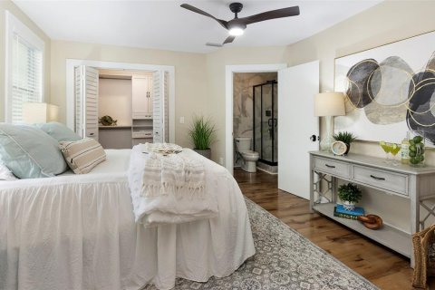 Commercial property in Saint Petersburg, Florida 4 bedrooms, 160.54 sq.m. № 1743739 - photo 20