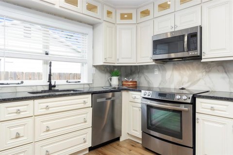 Commercial property in Saint Petersburg, Florida 4 bedrooms, 160.54 sq.m. № 1743739 - photo 15