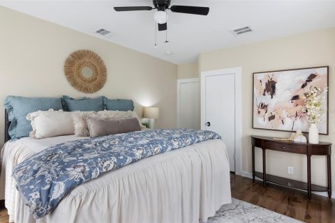 Commercial property in Saint Petersburg, Florida 4 bedrooms, 160.54 sq.m. № 1743739 - photo 26