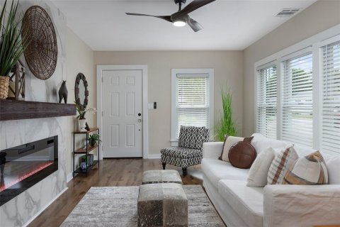 Commercial property in Saint Petersburg, Florida 4 bedrooms, 160.54 sq.m. № 1743739 - photo 5