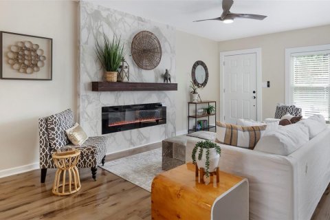 Commercial property in Saint Petersburg, Florida 4 bedrooms, 160.54 sq.m. № 1743739 - photo 9