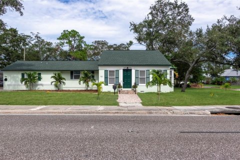 Commercial property in Saint Petersburg, Florida 4 bedrooms, 160.54 sq.m. № 1743739 - photo 1