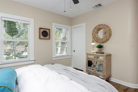 Commercial property in Saint Petersburg, Florida 4 bedrooms, 160.54 sq.m. № 1743739 - photo 23