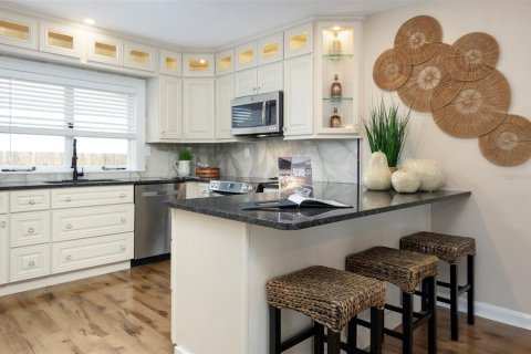 Commercial property in Saint Petersburg, Florida 4 bedrooms, 160.54 sq.m. № 1743739 - photo 13