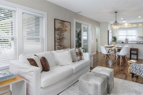 Commercial property in Saint Petersburg, Florida 4 bedrooms, 160.54 sq.m. № 1743739 - photo 8