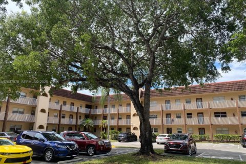 Condo in Sunrise, Florida, 2 bedrooms № 2188343 - photo 17