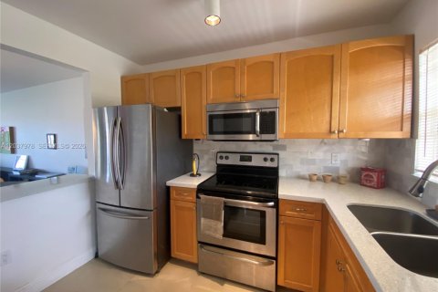 Condo in Sunrise, Florida, 2 bedrooms № 2188343 - photo 3