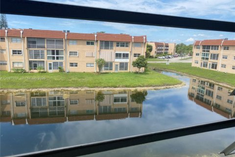 Condo in Sunrise, Florida, 2 bedrooms № 2188343 - photo 6
