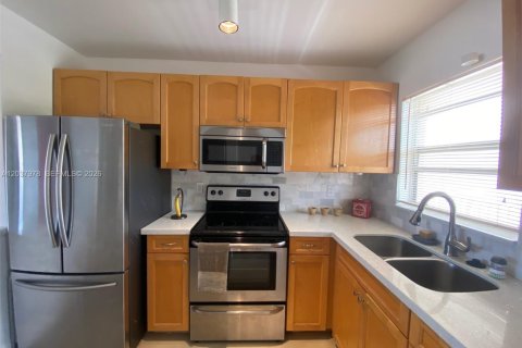 Condo in Sunrise, Florida, 2 bedrooms № 2188343 - photo 2