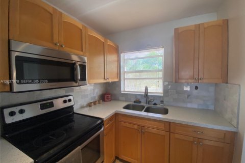 Condo in Sunrise, Florida, 2 bedrooms № 2188343 - photo 4