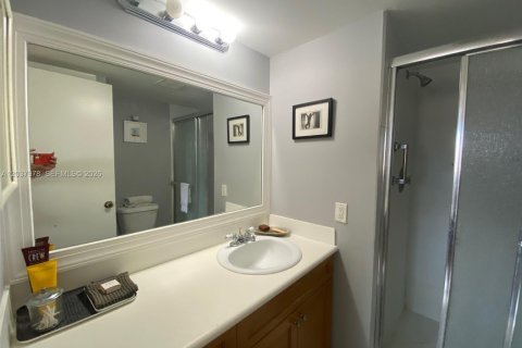 Condo in Sunrise, Florida, 2 bedrooms № 2188343 - photo 12