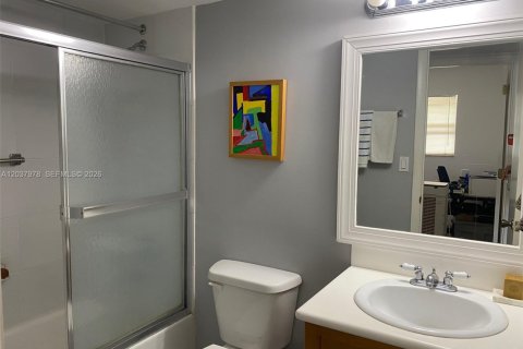 Condo in Sunrise, Florida, 2 bedrooms № 2188343 - photo 16