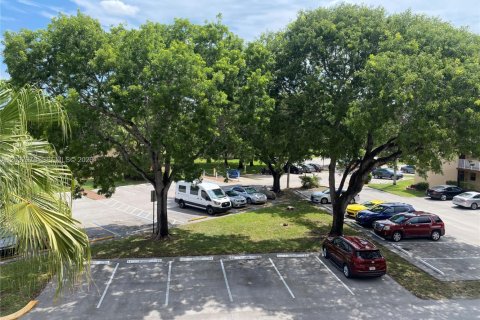 Condo in Sunrise, Florida, 2 bedrooms № 2188343 - photo 18