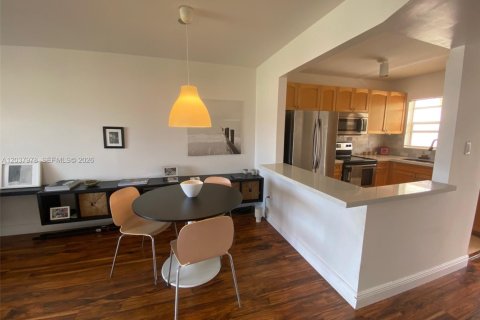 Condo in Sunrise, Florida, 2 bedrooms № 2188343 - photo 5