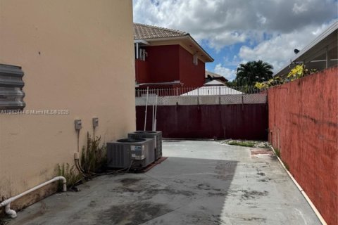 Condo in Hialeah Gardens, Florida, 2 bedrooms  № 1890852 - photo 23