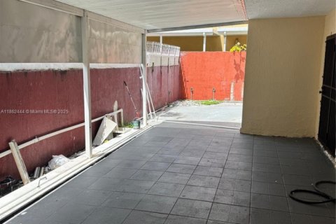 Condo in Hialeah Gardens, Florida, 2 bedrooms  № 1890852 - photo 14