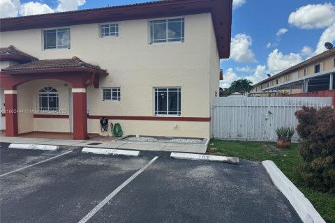 Condo in Hialeah Gardens, Florida, 2 bedrooms  № 1890852 - photo 2