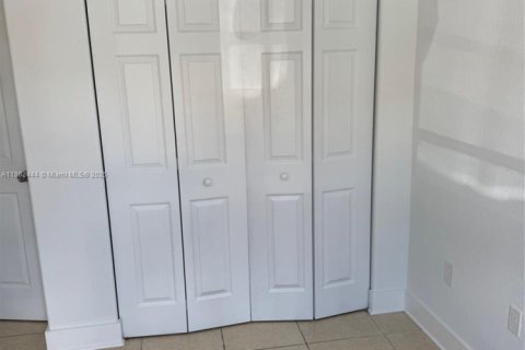 Condo in Hialeah Gardens, Florida, 2 bedrooms  № 1890852 - photo 13