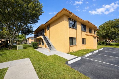 Copropriété à vendre à Hialeah, Floride: 2 chambres, 69.68 m2 № 2023599 - photo 2