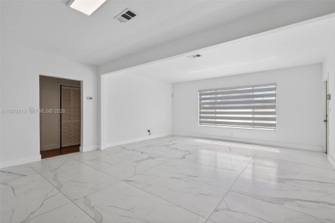 Casa en venta en Miami, Florida, 3 dormitorios, 229.47 m2 № 2033412 - foto 11