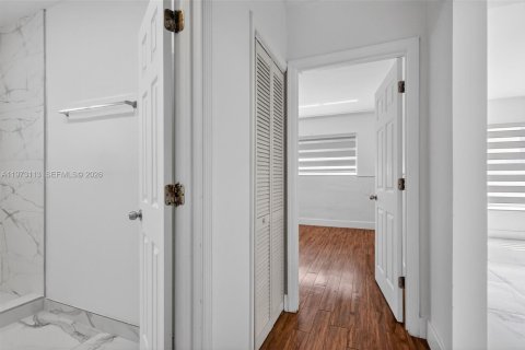 Casa en venta en Miami, Florida, 3 dormitorios, 229.47 m2 № 2033412 - foto 15