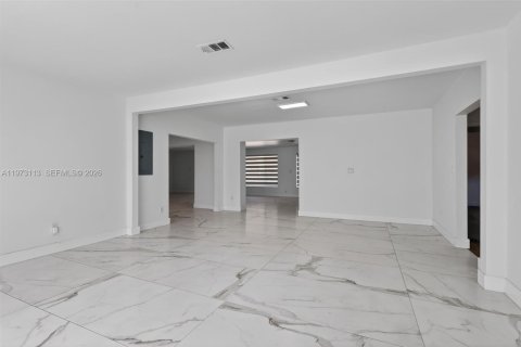 Casa en venta en Miami, Florida, 3 dormitorios, 229.47 m2 № 2033412 - foto 9