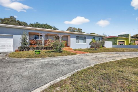 Casa en venta en Miami, Florida, 3 dormitorios, 229.47 m2 № 2033412 - foto 4