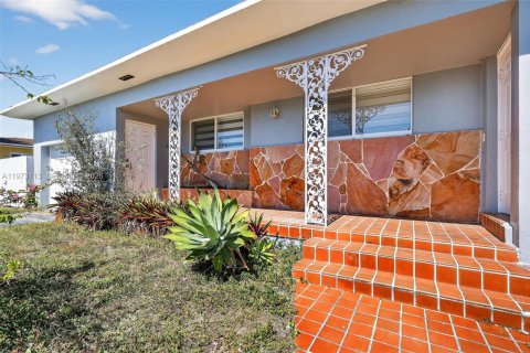 Casa en venta en Miami, Florida, 3 dormitorios, 229.47 m2 № 2033412 - foto 5