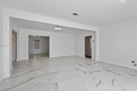 Casa en venta en Miami, Florida, 3 dormitorios, 229.47 m2 № 2033412 - foto 10