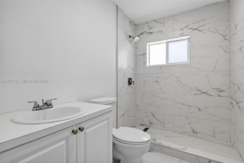 Casa en venta en Miami, Florida, 3 dormitorios, 229.47 m2 № 2033412 - foto 16