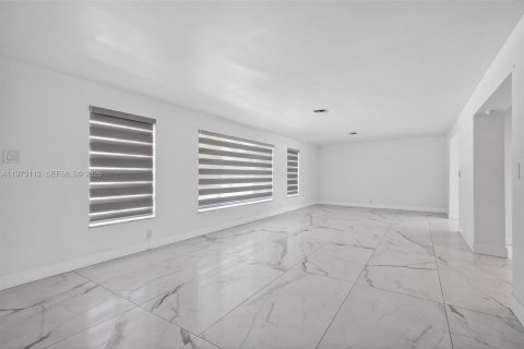 Casa en venta en Miami, Florida, 3 dormitorios, 229.47 m2 № 2033412 - foto 29