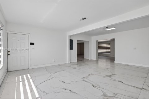 Casa en venta en Miami, Florida, 3 dormitorios, 229.47 m2 № 2033412 - foto 8