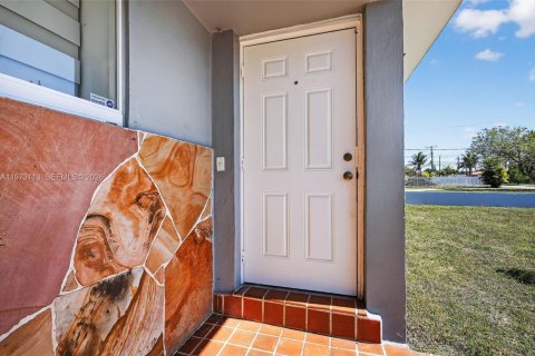 Casa en venta en Miami, Florida, 3 dormitorios, 229.47 m2 № 2033412 - foto 6