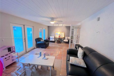 Casa en venta en Miami, Florida, 3 dormitorios, 210.42 m2 № 1867313 - foto 10
