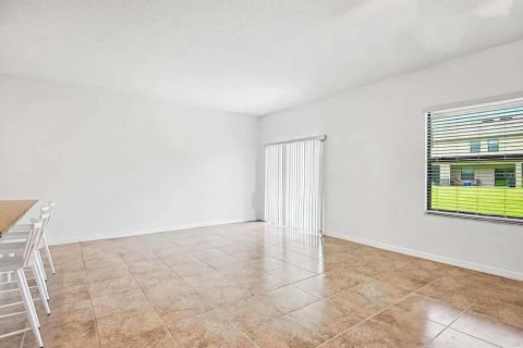 Touwnhouse à vendre à Land O' Lakes, Floride: 3 chambres, 148.74 m2 № 2407004 - photo 3