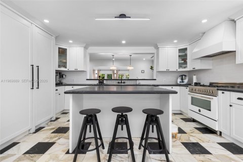 House in Southwest Ranches, Florida 4 bedrooms, 302.86 sq.m. № 2030694 - photo 17