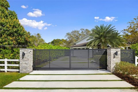 House in Southwest Ranches, Florida 4 bedrooms, 302.86 sq.m. № 2030694 - photo 4