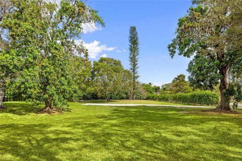 House in Southwest Ranches, Florida 4 bedrooms, 302.86 sq.m. № 2030694 - photo 13