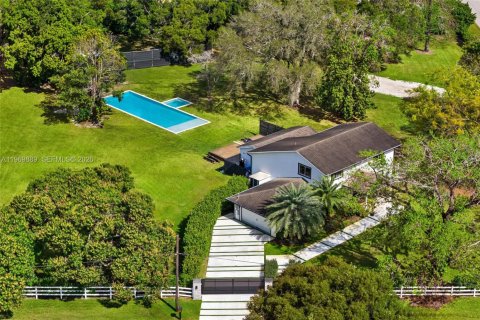 House in Southwest Ranches, Florida 4 bedrooms, 302.86 sq.m. № 2030694 - photo 2