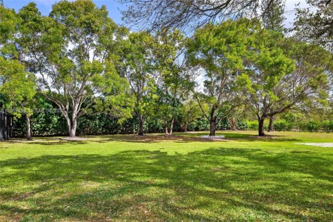House in Southwest Ranches, Florida 4 bedrooms, 302.86 sq.m. № 2030694 - photo 12