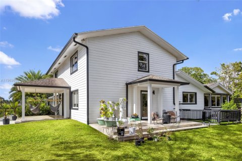 House in Southwest Ranches, Florida 4 bedrooms, 302.86 sq.m. № 2030694 - photo 7